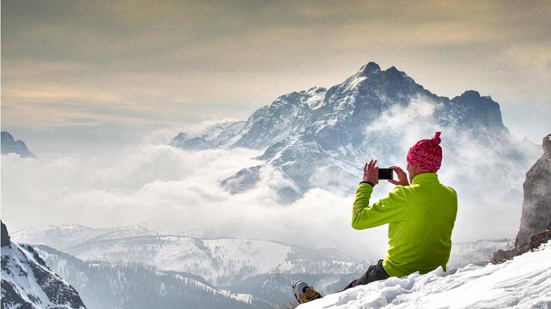 Mann macht ein Foto von der Aussicht