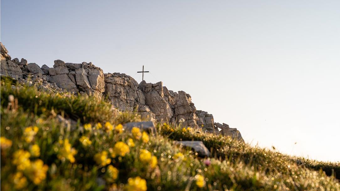 sonnenaufgang-wanderung-gipfelkreuz-monte-petz-schlern-seiser-alm-rosengarten-dolomiten-suedtirol-sommer-2024-lena-sulzenbacher-01