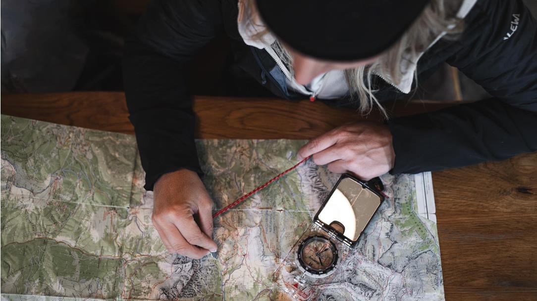 wanderkarte-orientierung-bussole-kompass-tourenplanung-wanderfuehrer-wanderguide-herbst-2024-susanne-haas-01