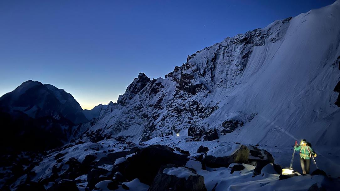 str0065-tadschikistan-florian-2026-trekking-aufstieg-nacht-8