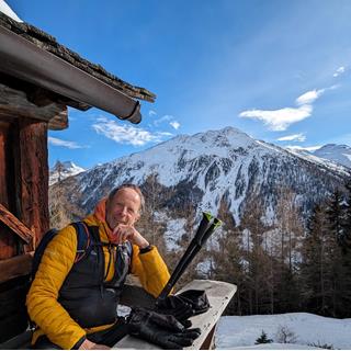 Michi vor der Hütte