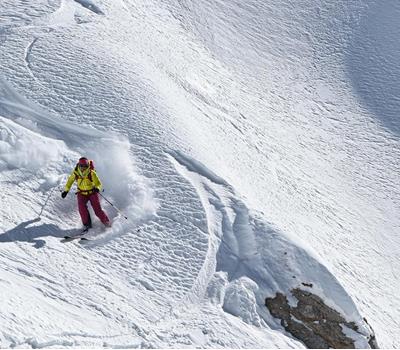 Frau bei der Abfahrt