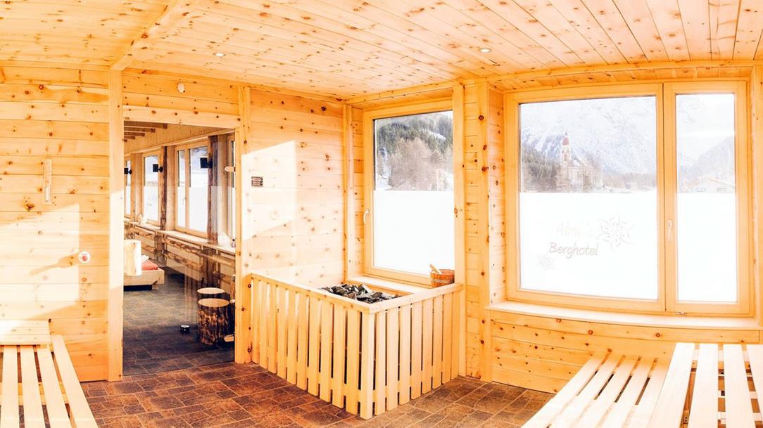 panorama-zirbensauna-in-tirol-almis-berghotel-wipptal