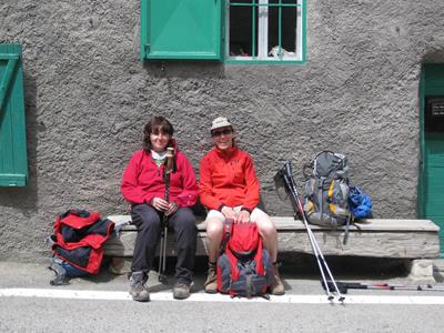 132-warten-auf-den-bus-in-argentera-zwei-bergsteiger