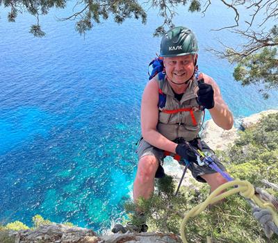 Abseilen über dem Meer