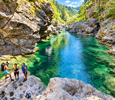 1 tuerkisfarbener-f1 luss-zwischen-sonnenbeschienenen-felsen
