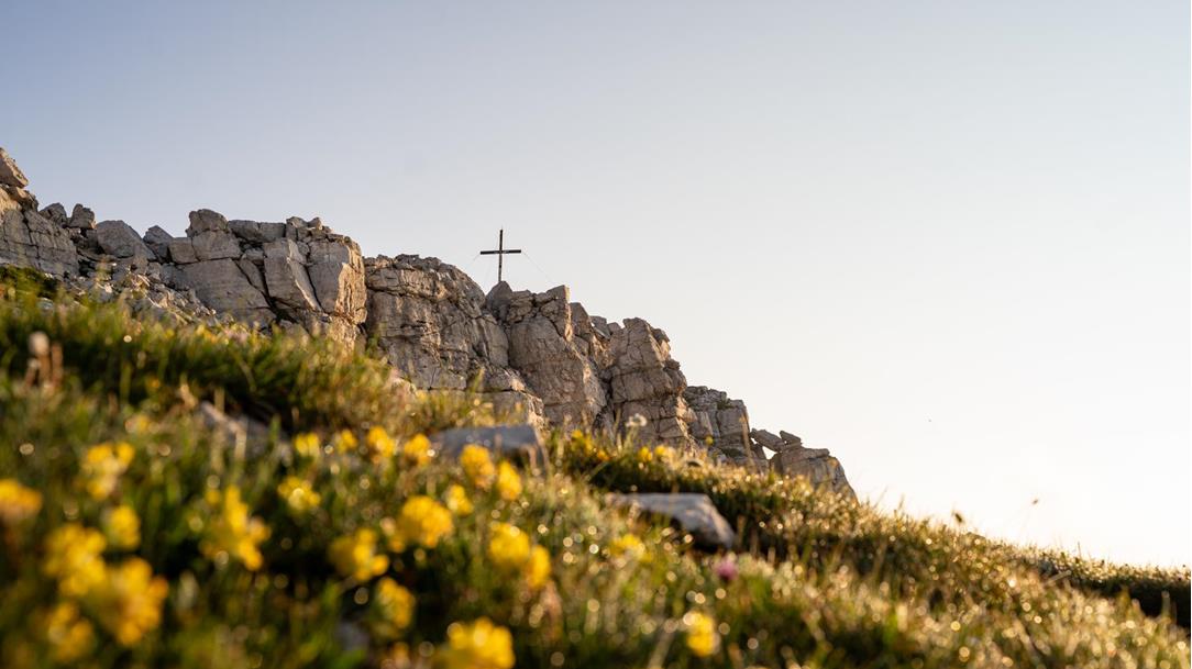 sonnenaufgang-wanderung-gipfelkreuz-monte-petz-schlern-seiser-alm-rosengarten-dolomiten-suedtirol-sommer-2024-lena-sulzenbacher-01