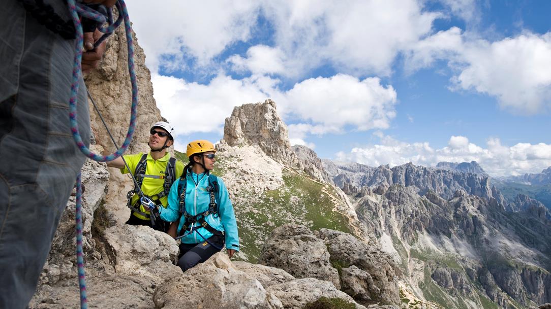 Drei Personen klettern auf einem Klettersteig am Rosengarten