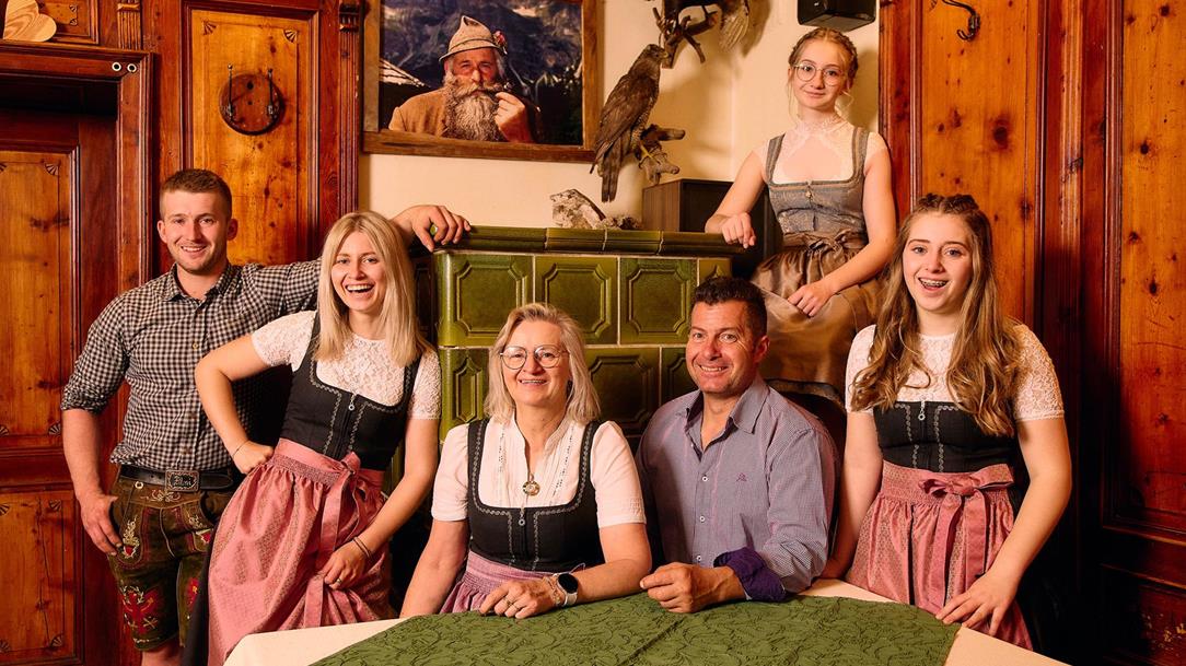 familie-almberger-obernberg-tirol-c-almis-berghotel