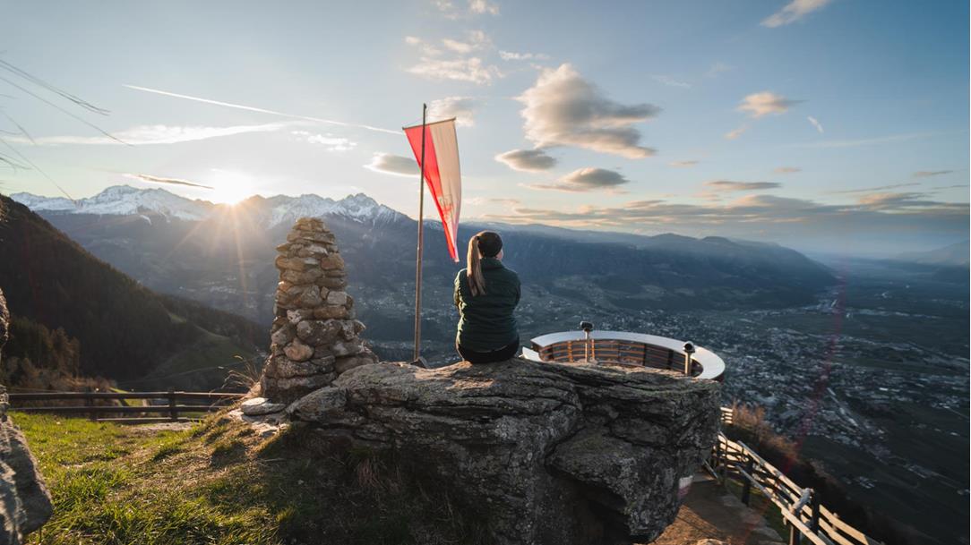 sonnenaufgang-wanderung-muthoefe-dorftirol-meran-suedtirol-mai-fruehling-salzburgerland-2024-lena-sulzenbacher-01
