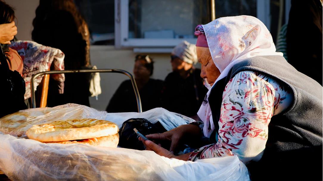 alte-frau-strassenkueche-tadschikistan