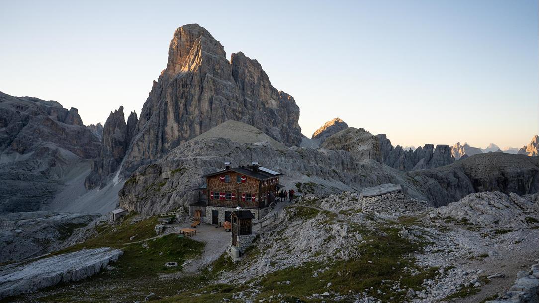 sonnenaufgang-buellelejochhuette-sextner-dolomiten-suedtirol-august-sommer-2025-lena-sulzenbacher-06[2]