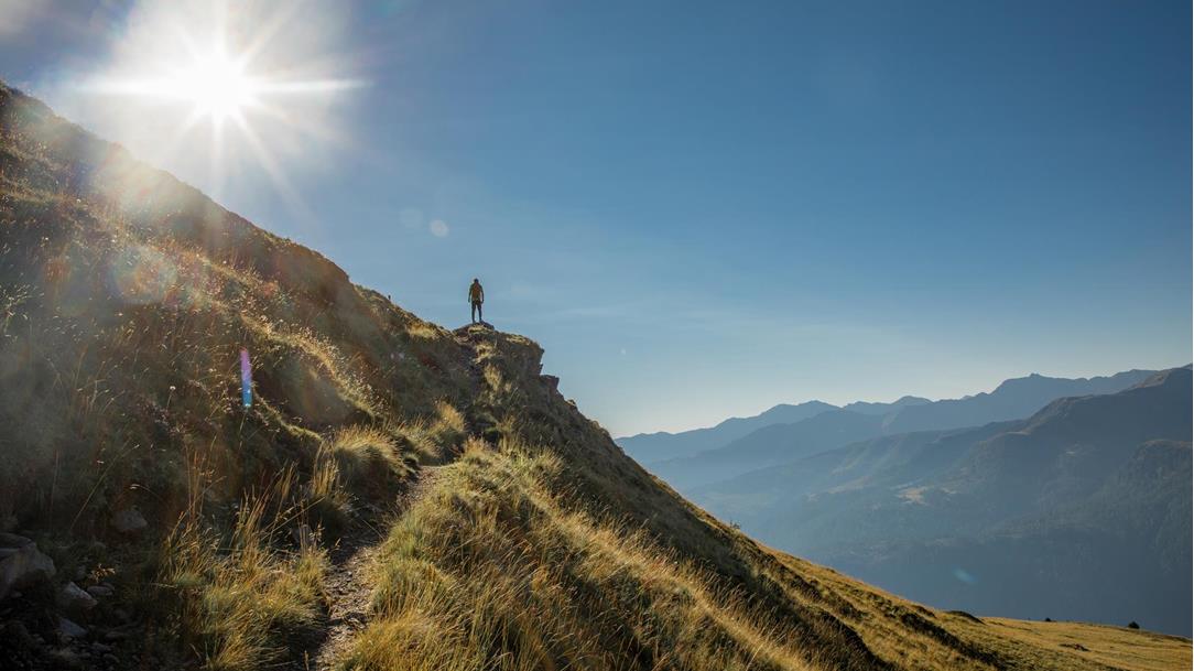 wanderer-sonnenaufgang-bergkamm-defereggental