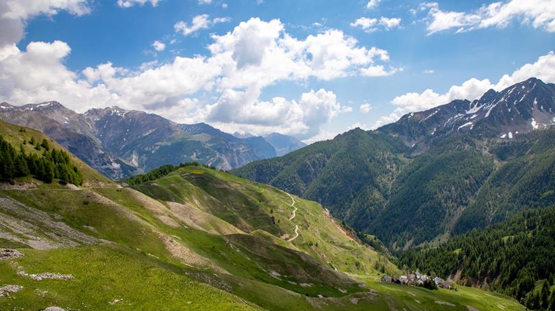 Ursprüngliche Berglandschaften, blühende Almwiesen auf der besonderen Wanderreise mit Globo Alpin in den Seealpen in Piemont, Italien