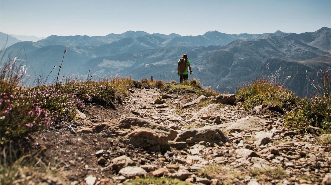 wanderer-auf-bergpfad-defereggental-sommer