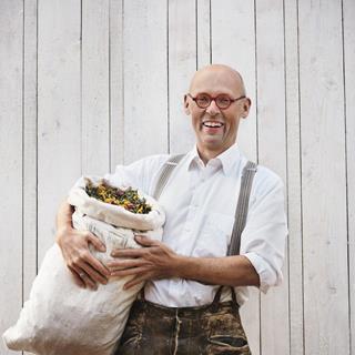 johnnes-gutmann-portraet-mit-kraeutern