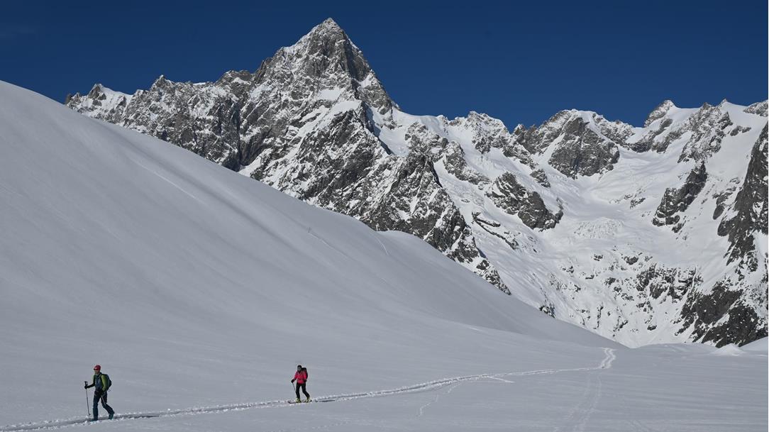 Zwei Teilnehmende während einer Skitour