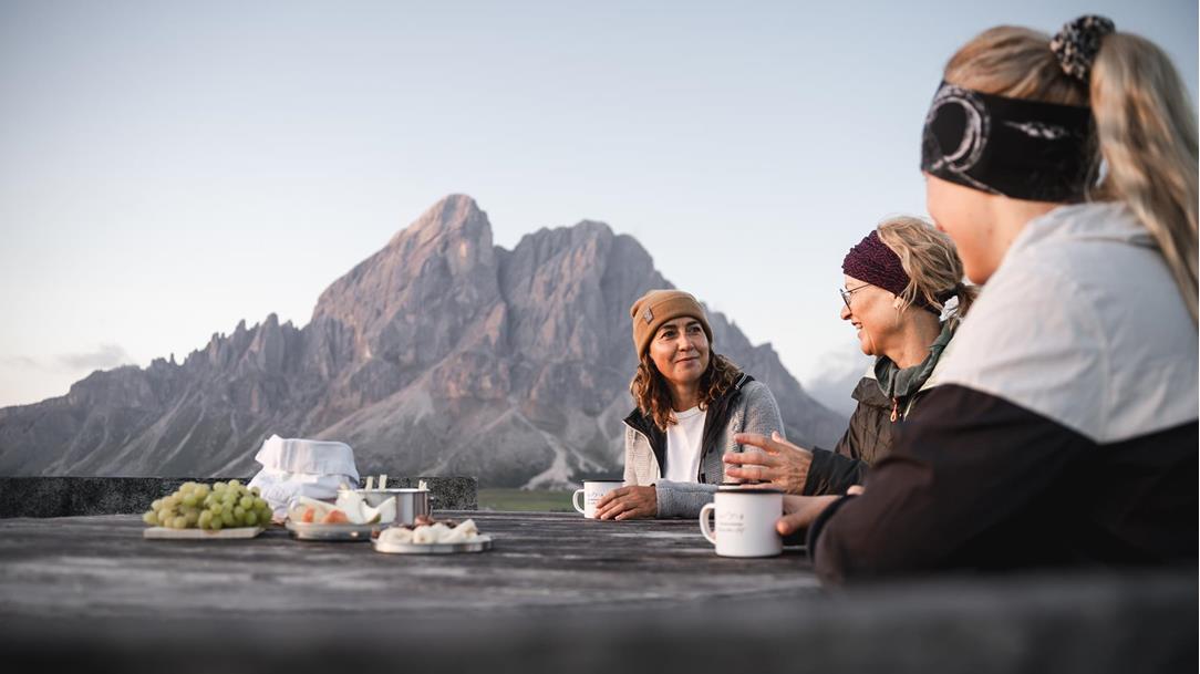 wanderung-sonnenaufgang-models-wandergaeste-wuerzjoch-dolomiten-suedtirol-august-sommer-2024-lena-sulzenbacher-07
