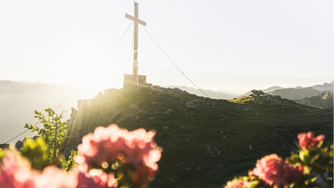 sonnenaufgang-wanderung-karnischer-hoehenweg-heimkehrerkreuz-sextener-dolomiten-osttirol-juli-sommer-2020-lena-sulzenbacher-22