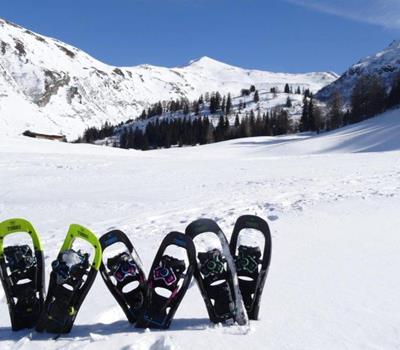 schneeschuh-leihequipment-almisberghotel-tirol-1030-x-580