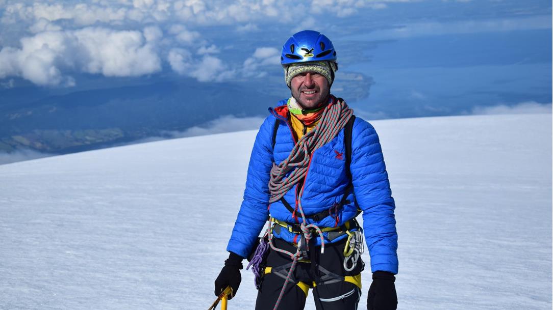 Martin Abler auf einem Vulkan in Chile
