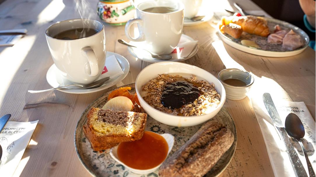 fruehstueck-buellelejochhuette-sextner-dolomiten-suedtirol-august-sommer-2025-lena-sulzenbacher-02