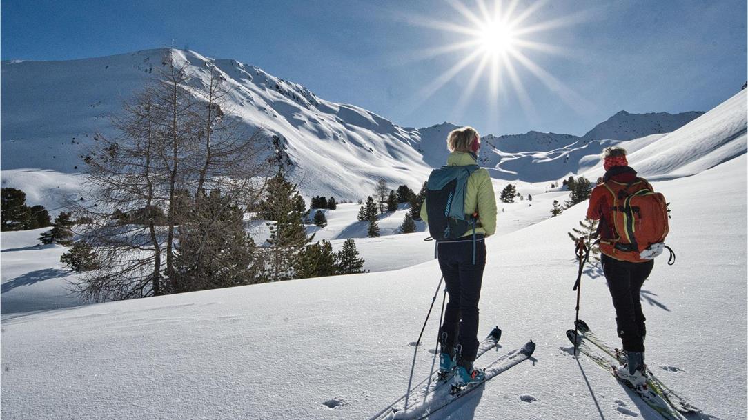 Zwei Teilnehmende des Wochenend-Skitourenkurses für Anfänger