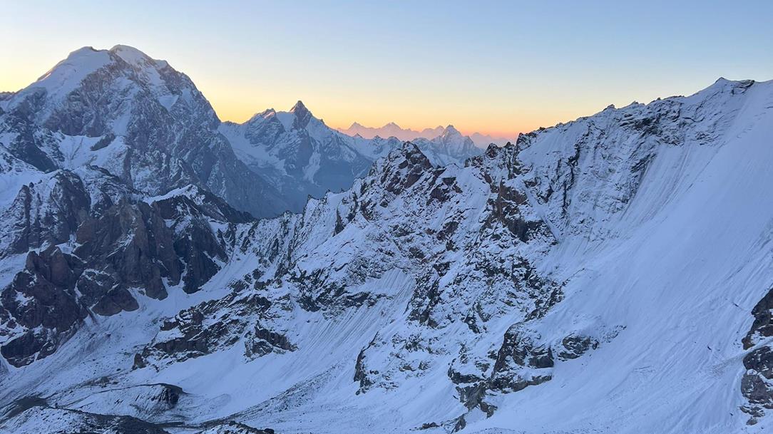 str0065-tadschikistan-florian-2026-trekking-aufstieg-morgen-9