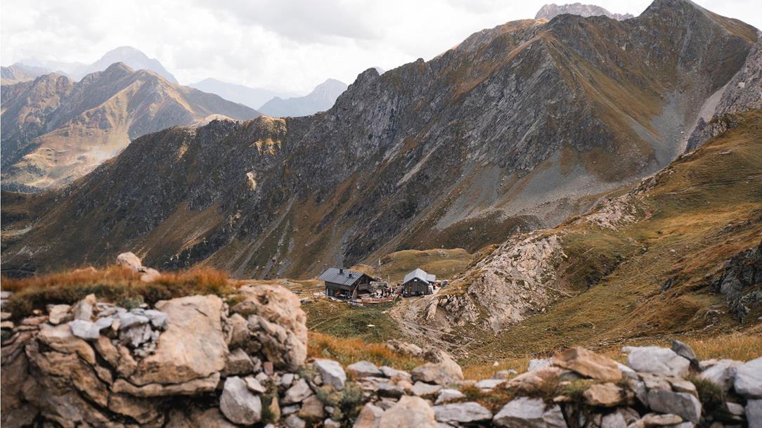 wanderung-karnischer-hoehenweg-obstanserseehuette-grosses-kinigat-pfannspitze-osttirol-september-sommer-2023-lena-sulzenbacher-02