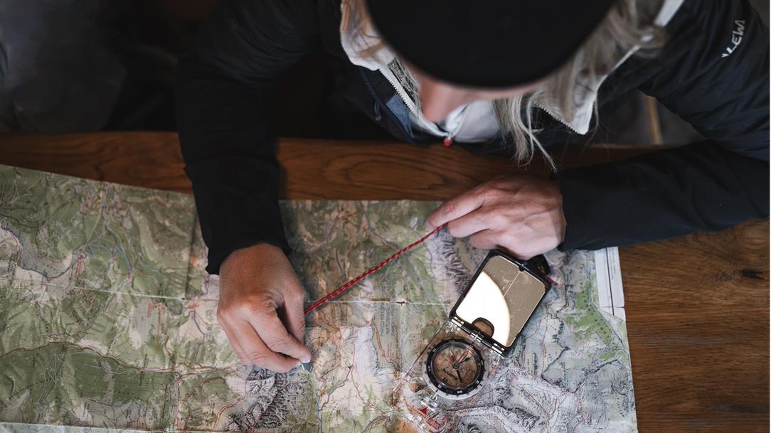 wanderkarte-orientierung-bussole-kompass-tourenplanung-wanderfuehrer-wanderguide-herbst-2024-susanne-haas-01